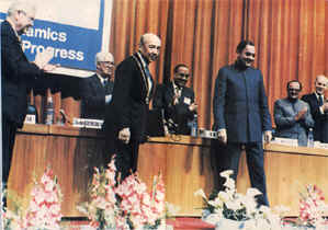 Yeni Delhi'de 11 Şubat 1987 günü, Milletlerarası Ticaret Odası'nın Vehbi Koç'a tevcih ettiği "Yılın İş Adamı Ödülü" 'nü  Hinditan Başbakanı Rajiv Gandi'den alırken